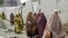 Des femmes réfugiées afghanes marchent dans un camp de réfugiés à Peshawar, le 12 février 2020. (Photo AFP/ d'Abdul MAJEED)