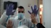 Le physiothérapeute espagnol Vicente Barrios s'entraîne avec le premier résident infecté par le coronavirus et guéri, dans une maison de retraite pour personnes âgées à Madrid le 24 avril 2020. (Photo de OSCAR DEL POZO / AFP)