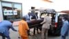 Des agents de pompes funèbres sud-africains chargent un cercueil sur un corbillard à Soweto, en Afrique du Sud, le 4 août 2020. REUTERS/Siphiwe Sibeko