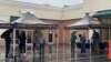Warga antre untuk membeli penyanitasi tangan dari Twin Valley Distillery di Rockville, negara bagian Maryland, Senin, 23 Maret 2020. (Foto: Vina Mubtadi/VOA)