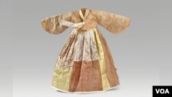 The line between paper and fabric is blurred with Hanji, which was used to make this dress. (June Soh/VOA)