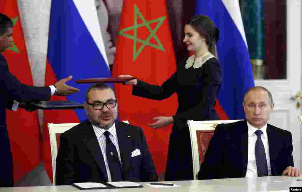 Russia&#39;s President Vladimir Putin (R) and Morocco&#39;s King Mohammed attend a signing ceremony following the talks at the Kremlin in Moscow.