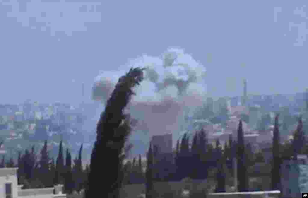 Asap membubung tinggi menyusul pengeboman di pedesaan di luar Aleppo, Suriah (22/7).