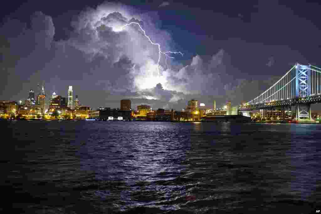 Kilatan halilintar tampak menerangi langit kota Philadelphia, AS.