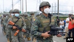 Para petugas Pasukan Marinir Ekuador berpatroli di luar Liberty Center di Guayaquil, Ekuador, untuk meredam huru-hara, Selasa, 23 Februari 2021. 