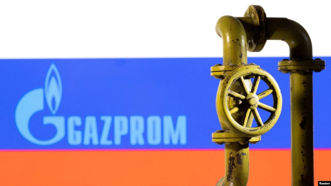 Gazprom အမှတ်တံဆိပ်နဲ့ ရုရှားအလံကို တွဲဖက်ပုံဖော်ထားပုံ။