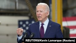 美国总统拜登在访问美国威斯康星州拉克罗斯市时发表讲话，强调其推动的两党基础设施建设一揽子计划的好处。（2021年6月29日）