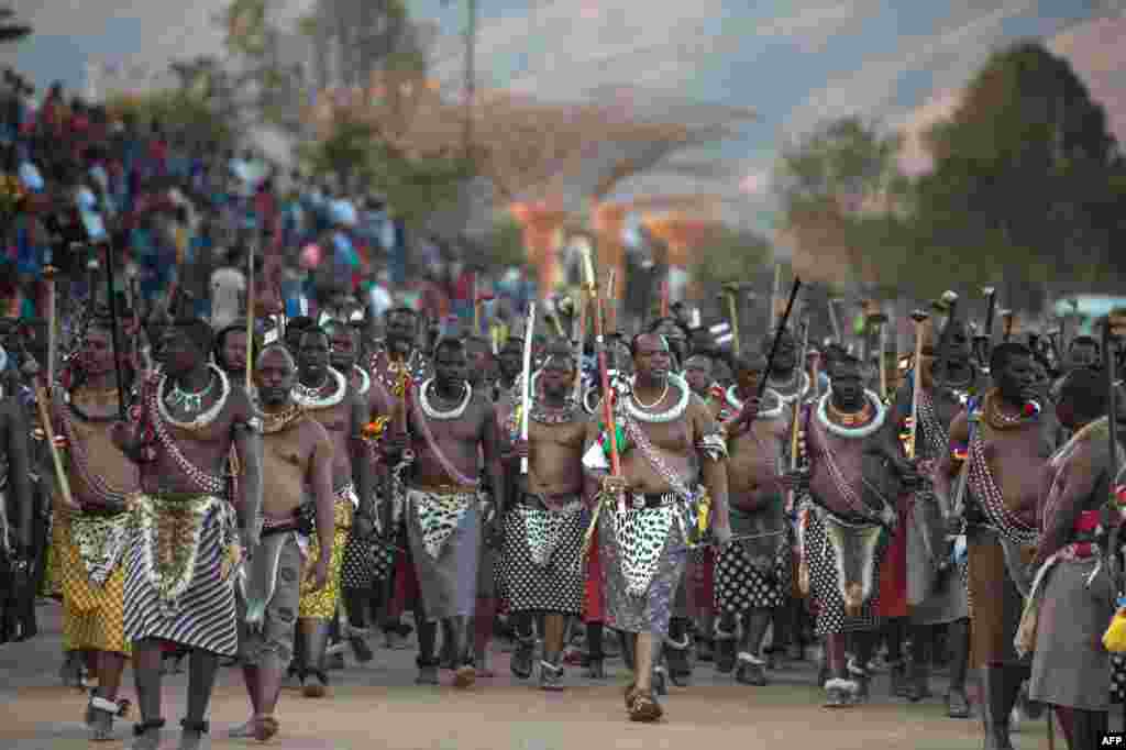 Raja Mswati III dari Swaziland tiba untuk upacara tahunan menari bersama di Istana Kerajaan Ludzidzini di Lobamba, Swaziland.
