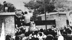 این شاید معروف ترین عکسی باشد که از حمله به سفارت آمریکا در یادهاست. عکسی از خبرگزاری ایرنا که توسط خبرگزاری فرانسه به جهان مخابره شد و دنیا را شوکه کرد. تعدادی که خود را &laquo;دانشجویان پیرو خط امام&raquo; می&zwnj;نامیدند از دیوار سفارت بالا می&zwnj;روند.<br />
&nbsp;