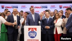 Predsjednik Srbije Aleksandar Vučić govori na bini u sjedištu Srpske napredne stranke (SNS) nakon izlaznih anketa