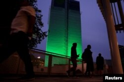 Grenfell Kulesi geceleri ışıklandırılıyor.
