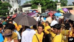 အောက်တိုဘာ ၁၂ ရက်နေ့ အကျဉ်းသားတွေကို လွတ်ပေးစဉ်က။ (ဓါတ်ပုံ အေပီ)