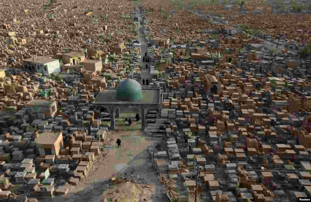 Tempat pemakaman &quot;Wadi al-Salam&quot; yang berarti &quot;Lembah Perdamaian&quot; di kota Najaf, selatan Baghdad, Irak.