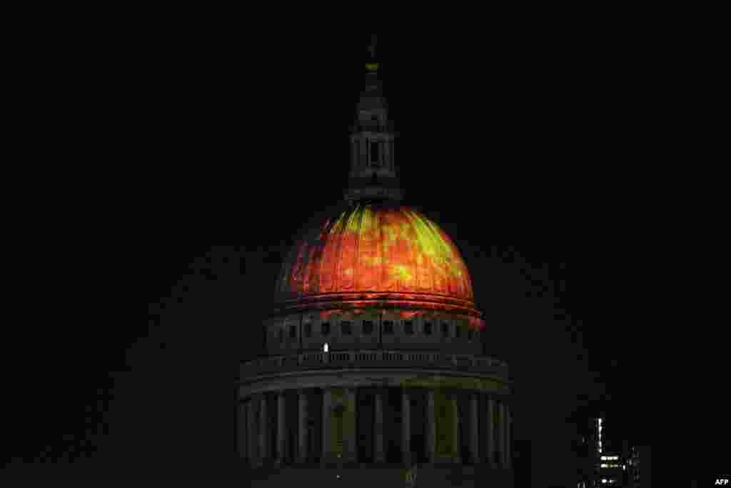 Kubah gereja katedral St Paul tampak merah menyala menjelang peringatan 350 tahun &#39;Great Fire of London&#39; atau&nbsp;kebakaran hebat yang melanda London.