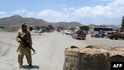 افغانستان او پاکستان ترمینځ تجارتي لار انګور اډه د جنوبي وزیرستان مرکز واڼه نه د 55 کلو میټره په فاصله د افغان پولې سره جوخته سیمه ده او دغلته په پوله دواړو غاړو ته مېشت خلک په خپلو کې راشه درشه او خپلوۍ لري غم ښادۍ او تګ راتګ کوي