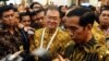 Presiden Jokowi menjawab pers di Jakarta Convention Center, Jakarta, 12 Februari 2015 (Foto: VOA/Andylala)
