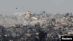 Bangunan-bangunan hancur di Beit Hanoun di Jalur Gaza, di tengah konflik yang sedang berlangsung antara Israel dan Hamas, seperti yang terlihat dari Israel selatan, 5 Januari 2025. (Foto: Reuters)