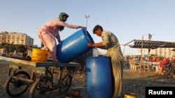 څيړونکی او د اقتصادي چارو کارپوه سجاد خان وايي پاکستان کې زياتره کارخانې او روزګارونه کمزوري شوي دي چې له وجې يي د ملک مجموعي پېداواري صلاحيت کم شوی او د خلکو د بې روزګارۍ سبب ګرځېدلې او هم دغې بې روزګارۍ سره غربت سېوا شوی دی