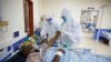 e personnel médical portant un équipement de protection s'occupe des patients touchés par COVID-19, dans l'unité de soins intensifs (USI) de l'hôpital de niveau 5 du comté de Machakos à Machakos, au Kenya.
