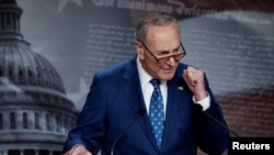 Pemimpin mayoritas Senat AS Chuck Schumer berbicara kepada awak media setelah Senat melangsungkan pemungutan suara soal RUU pengurangan inflasi di Gedung Capitol, Washington, pada 7 Agustus 2022. (Foto: Reuters/Ken Cedeno)