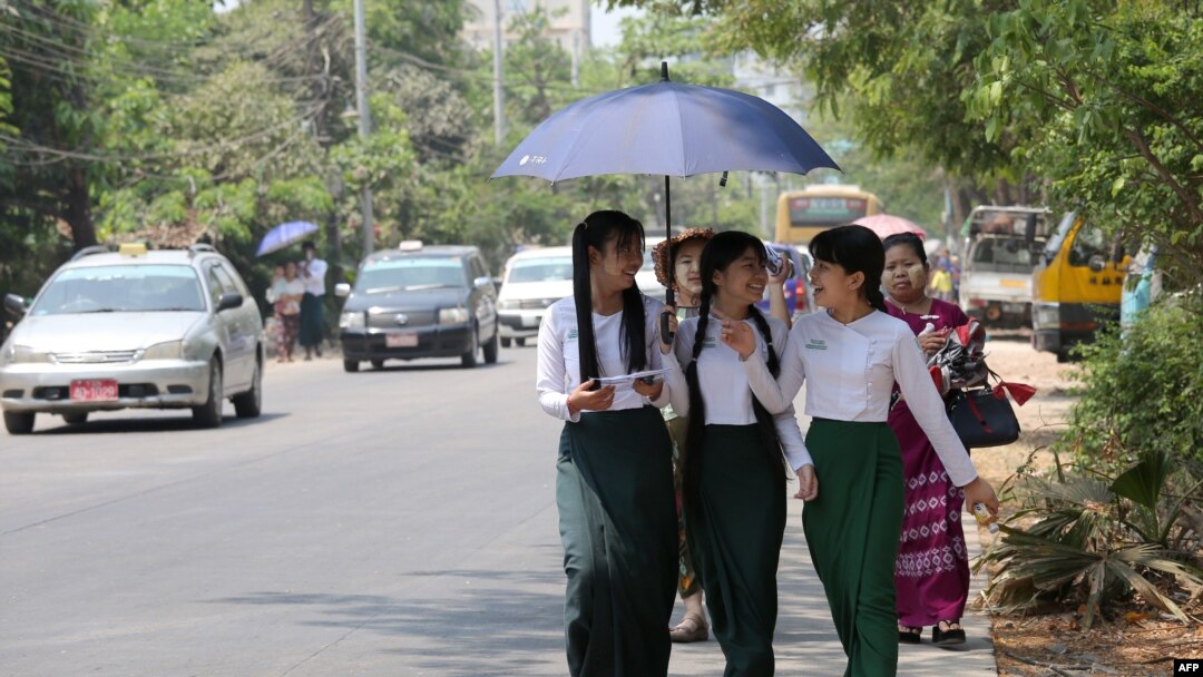 ဆယ်တန်းစာမေးပွဲနောက်ဆုံးနေ့ ဖြေပြီး ကျောင်းက ပြန်လာကြတဲ့ ကျောင်းသူတချို့ (မတ် ၁၈၊ ၂၀၂၀)