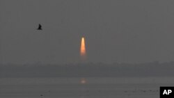 18일 인도 스리하리코타 우주센터에서 정지궤도 위성발사체 (GSLV) 마크-3호에 실린 인공위성이 발사되고 있다.