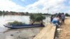 ប្រជាពលរដ្ឋ រៀបចំ​ទុកដាក់​ស្រូវ​សម្រាប់​ទុក​បរិភោគ នៅ​ភូមិខ្វិត សង្កាត់​សាក់សំពៅ ខណ្ឌដង្កោ រាជធានីភ្នំពេញ នៅ​ថ្ងៃទី២៩ ខែតុលា ឆ្នាំ២០២១។(លាស់ លីបលីប/វីអូអេ)