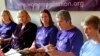 De gauche à droite, Aisha Taylor, Angelika Fromm, Marleen Wijdeveld, Anne Brown et Jennifer Stark, femmes prêtres non reconnues par le Vatican, lors d'une conférence de presse, Rome, 15 octobre 2008. (EPA/Claudio Peri) 