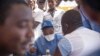Infirmière de l'OMS se préparant à administrer des vaccins à Mbandaka, lors de la campagne de vaccination contre Ebola en RDC, le 21 mai 2018.