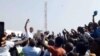 L'opposant congolais en exil Moïse Katumbi au milieu d’une de ses partisans à la frontière zambienne avec la RDC, 3 août 2018. (Facebook/Katumbistes Congolais)