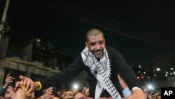 30 Ocak 2025 - El Fetih partisinin silahlı bir kolu olan El Aksa Şehitleri Tugayı'nın eski lideri Zekeriya Zübeydi, Batı Şeria'nın Ramallah kentindeki İsrail hapishanesinden serbest bırakıldıktan sonra Filistinliler tarafından karşılandı.