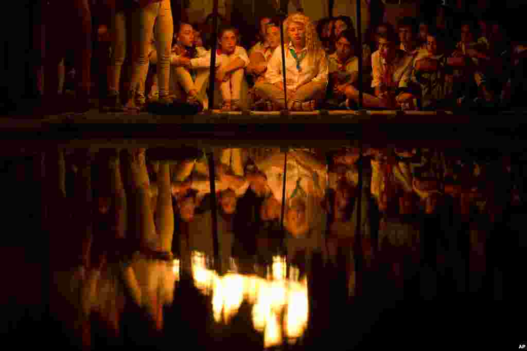 Israeli scouts light torches during a Memorial Day ceremony commemorating fallen soldiers at the Mount Hertzl military cemetery in Jerusalem