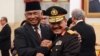 Plt. Ketua KPK, Taufiequrrachman Ruki (kiri) bersama Calon Kapolri Komjen (Pol) Badrodin Haiti seusai pelantikan pimpinan KPK di Istana Negara Jakarta, Jumat 20 Februari 2015 (VOA/Andylala).