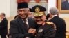 Ketua sementara KPK, Taufiqurrahman Ruki (kiri), bersama calon Kapolri Komjen (Pol) Badrodin Haiti seusai pelantikan pimpinan KPK di Istana Negara Jakarta (20/2). (VOA/Andylala Waluyo).