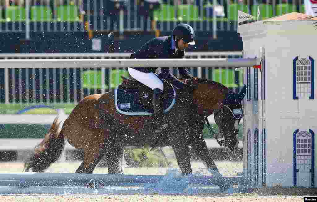 Atlet Argentina, Ramiro Quintana mengikuti lomba berkuda Olimpiade di Rio de Janeiro, Brazil.