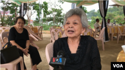 Phou Poun, a younger sister of late Khmer Rouge leader Nuon Chea, sits at his funeral in Prum Kiri Morokot Temple of Pailin’s Sala Krao District, on August 07, 2019. (Aun Chhengpor/VOA Khmer)