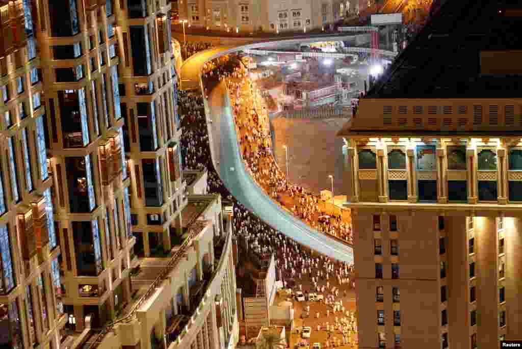 Jemaah calon haji meninggalkan Masjidil Haram, Mekkah, Saudi Arabia untuk berpartispasi dalam ritual tahunan ibadah haji.
