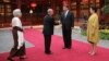 លោកប្រធានាធិបតី Xi Jinping និងភរិយា Peng Liyuan ស្វាគមន៍ព្រះមហាក្សត្រ​សម្តេច​ព្រះបរមនាថ ​នរោត្តម​សីហមុនី និង ​ព្រះមហាក្សត្រិយានី ​សម្តេចម៉ែ​ នរោត្តម មុនីនាថសីហនុ នៅទីក្រុងប៉េកាំង ថ្ងៃទី១៩ ខែកញ្ញា ឆ្នាំ២០១៨។