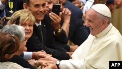 Le Pape François salue les fidèles lors de son audience des participants au Congrès National de la Fédération Italienne des Maîtres du Travail, à Aula Paolo VI au Vatican, le 15 juin 2018.