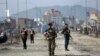 Des agents de sécurité afghans sur un site de l'explosion d'une bombe à Kaboul, en Afghanistan, le mercredi 26 février 2020. (Photo AP / Rahmat Gul)