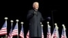 រូបឯកសារ៖ លោក Joe Biden បេក្ខជនប្រធានាធិបតីសហរដ្ឋអាមេរិកខាងគណបក្សប្រជាធិបតេយ្យ ញញឹម ខណៈឡើងថ្លែងសុន្ទរកថានៅលើវេទិកាមួយនៅទីក្រុង Pittsburgh រដ្ឋ Pennsylvania កាលពីថ្ងៃទី២ ខែវិច្ឆិកា ឆ្នាំ២០២០។