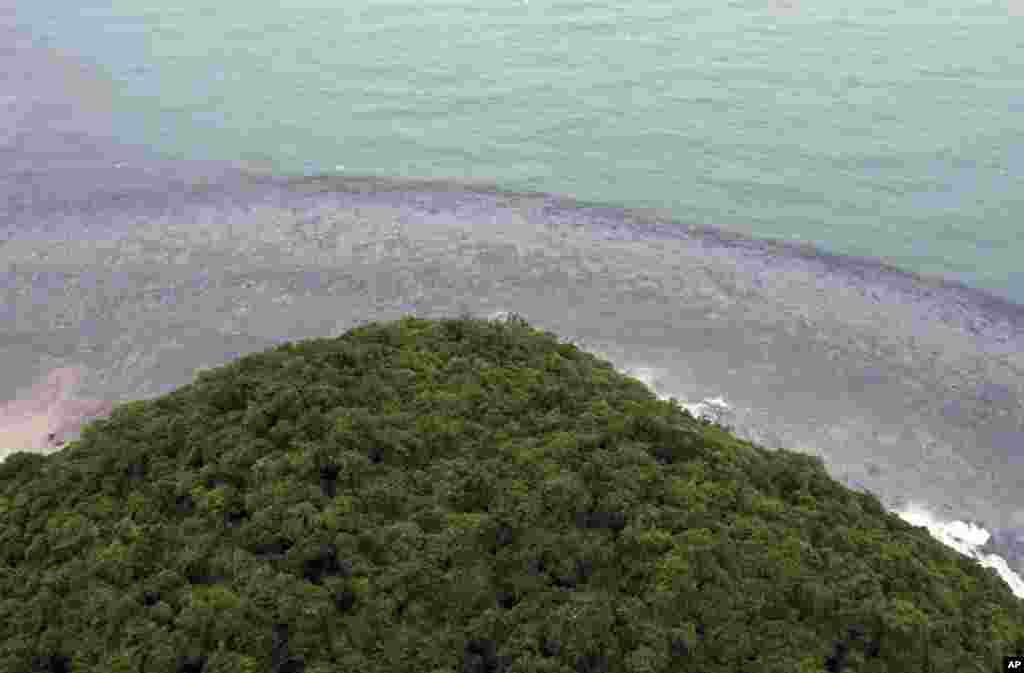 Tumpahan minyak di pantai Teluk Prao di Pulau Samet, Thailand (29/7).