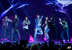 한국 보이그룹 방탄소년단(BTS)이 지난달 20일 미국 라스베이거스 MGM 그랜드가든아레나에서 열린 빌보드뮤직어워드 시상식에서 공연하고 있다.