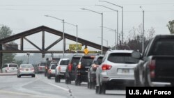 资料照：2022年7月30日，汽车排队进入阿拉斯加州的埃尔门多夫-理查森联合基地博尼法斯大门，参加“北极雷霆”开放日活动。