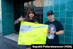 ไอราส ทรงมิตร ชาวไทยในลอสแอนเจลิส มาร่วมฟังคอนเสิร์ตเปิดตัวอัลบัมใหม่ของ ลิซ่า นักร้องชาวไทยจากเกิร์ลกรุ๊ปสัญชาติเกาหลีชื่อก้องโลก แบล็คพิงค์ (Blackpink) ที่นครลอสแอนเจลิส