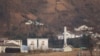 지난 4월 중국 단둥에서 바라본 북한 신의주에 대형 김일성, 김정일 부자 초상화가 세워져있다.