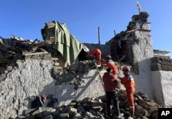 Tim SAR sedengan mencari korban selamat setelah gempa bumi di Kecamatan Changsuo, Dingri, Xigaze, Daerah Otonomi Tibet, China barat daya pada Selasa, 7 Januari 2025. (Xinhua via AP)