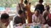 ဦးအောင်မင်း နဲ့ နိုင်ငွေသိန်း - တောင်ကြီးငြိမ်းချမ်းရေးဆွေးနွေးပွဲ။ စက်တင်ဘာ ၂၁၊ ၂၀၁၃ (ဓါတ်ပုံ နေလင်းသိုက်)