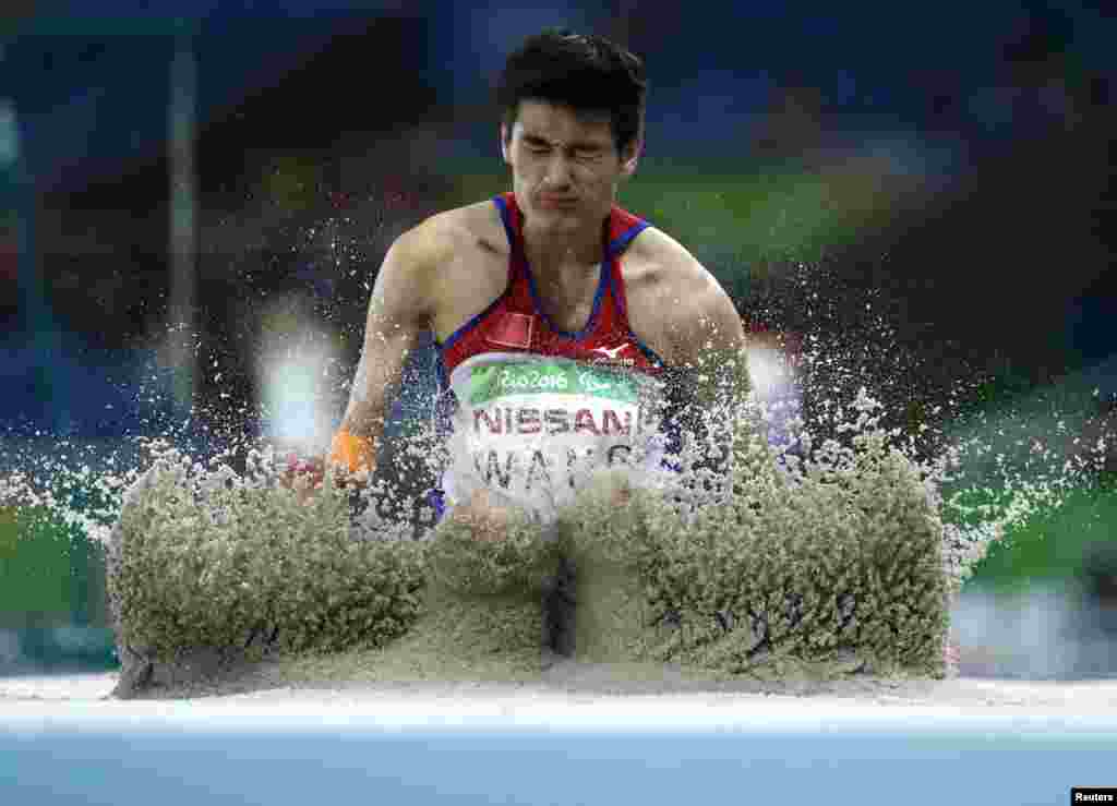 Atlet paralimpiade China, Wang Hao berlomba dalam nomor lompat jauh di Rio de Janeiro, Brazil.
