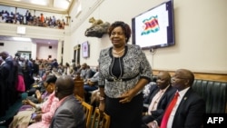 Les membres nouvellement élus du Parlement du Zimbabwe se préparent à prêter serment lors d'une cérémonie d'assermentation à Harare le 5 septembre 2018. 